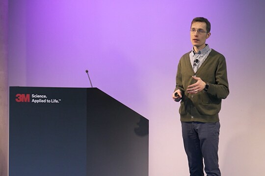 用於可摺疊顯示視頻的 Joel 頭像
