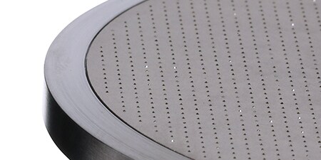 產品特寫：3M™ 鑽石研磨盤C系列上精確排布的鑽石
