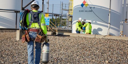 穿戴供氣式呼吸防護具的人員
