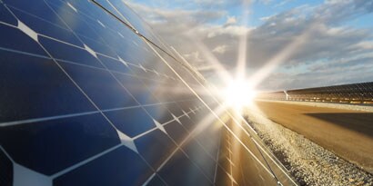 在背景中太陽能電池板產生太陽能
