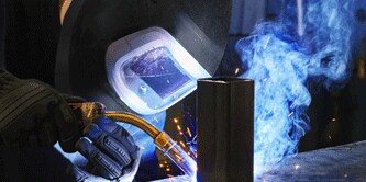 搭配 3M Speedglas 焊接面罩進行 MIG 金屬焊接

