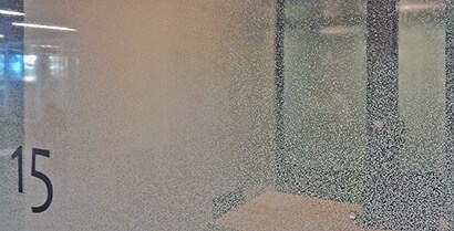3M™ 室內玻璃裝飾貼紙用於學校機構─有效建立空間區隔且保留自然光
