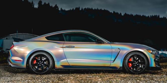 跑車的側面圖，車身採用珠光包膜
