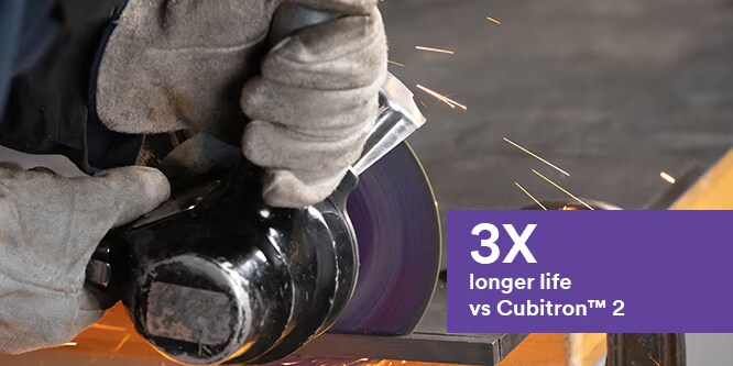 文字顯示：使用壽命是 Cubitron™ 2 的 3 倍 (背景圖為切割片)
