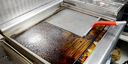 在商業廚房中使用快速清潔系統
