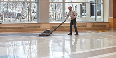 男子使用3M產品進行地板清潔維護
