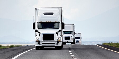 高速公路上的車隊半卡車。
