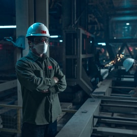 佩戴 3M Aura 呼吸防護具的男性