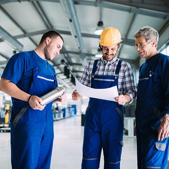 三名男性正在作業環境中工作