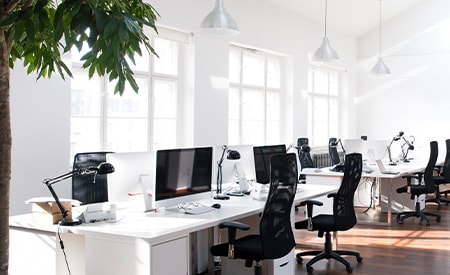 現代風格的辦公室裝潢使用 3M 玻璃窗貼膜
