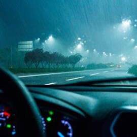 從駕駛者的視角觀察，在黑暗和降雨的條件下，路面標線在照明下清晰可見，展現出卓越的可辨識性。