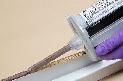 填充3M填縫接著劑的點膠器，飛機機體因而可減輕重量