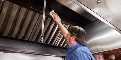 男子使用除油濕巾清潔廚房
