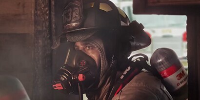 穿戴Vision C5面罩、正在進入建築物的消防人員
