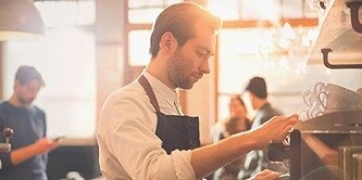一名正在調理咖啡的咖啡師
