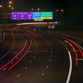 3M™ Diamond Grade™ 全距型鑽石級反光片製做的道路標誌