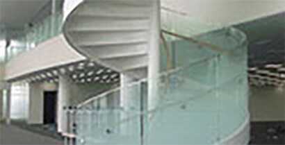 3M™ 室內玻璃裝飾貼紙用於政府機構─有效建立隱私空間且保留自然光
